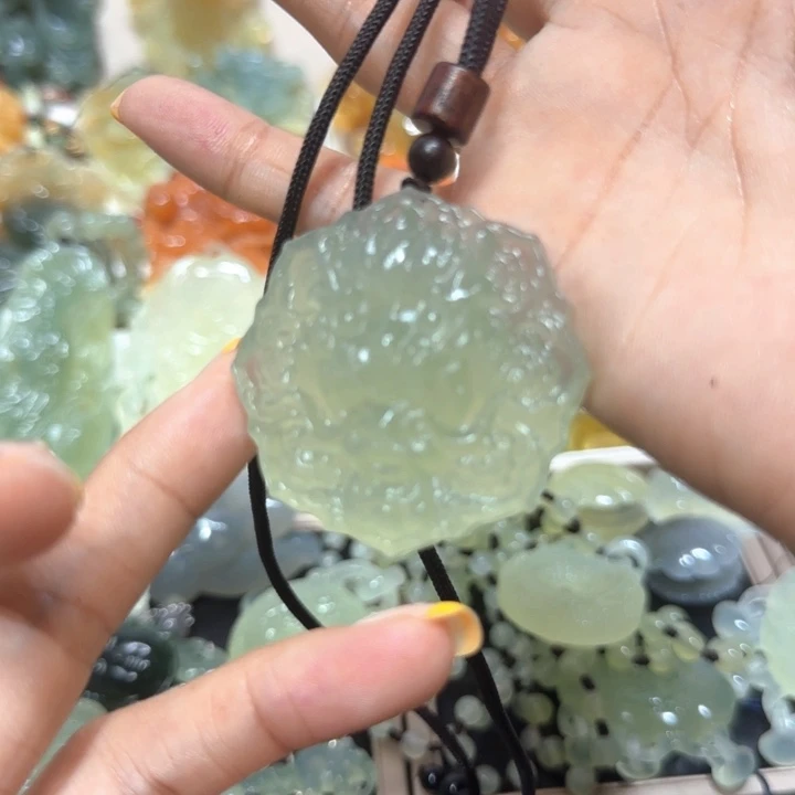 蛇纹石玉未镶嵌吊坠