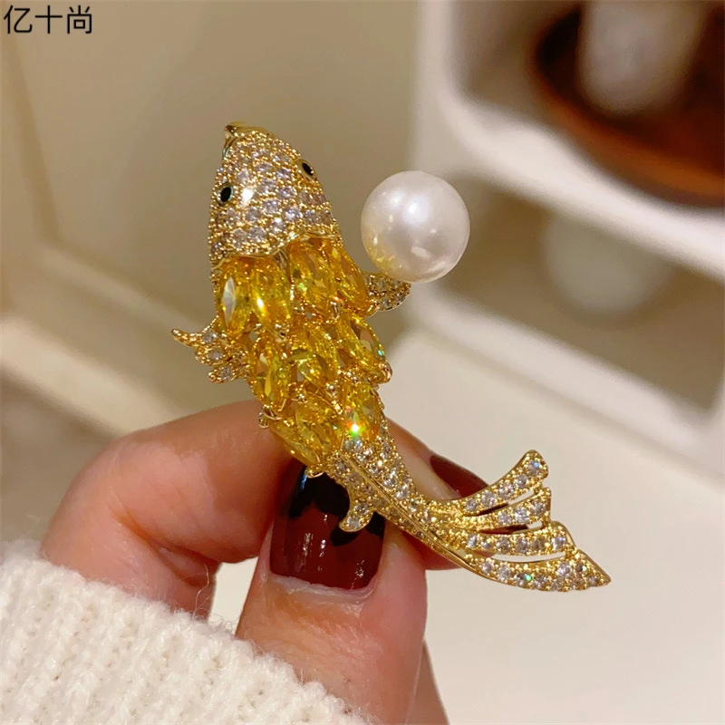 合金合成锆石胸针 白珠黄钻锦鲤高档胸针吊坠两用轻奢华招彩别致