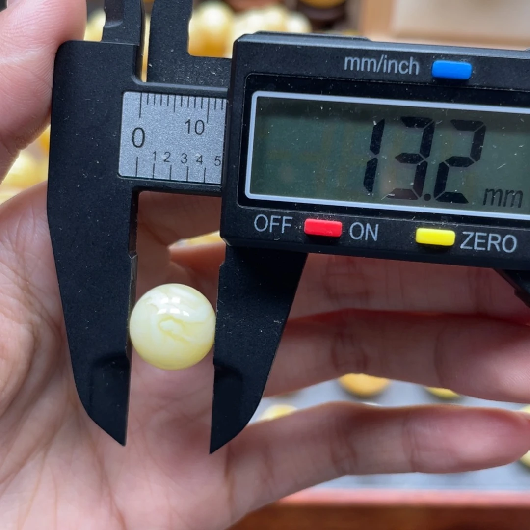 张***识未镶嵌琥珀珠宝奇石