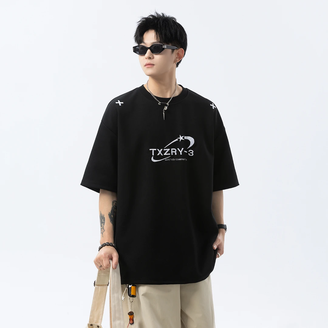 V37黑色短袖t恤男2025新款夏季穿搭青少年字母印花潮牌刺绣五分袖