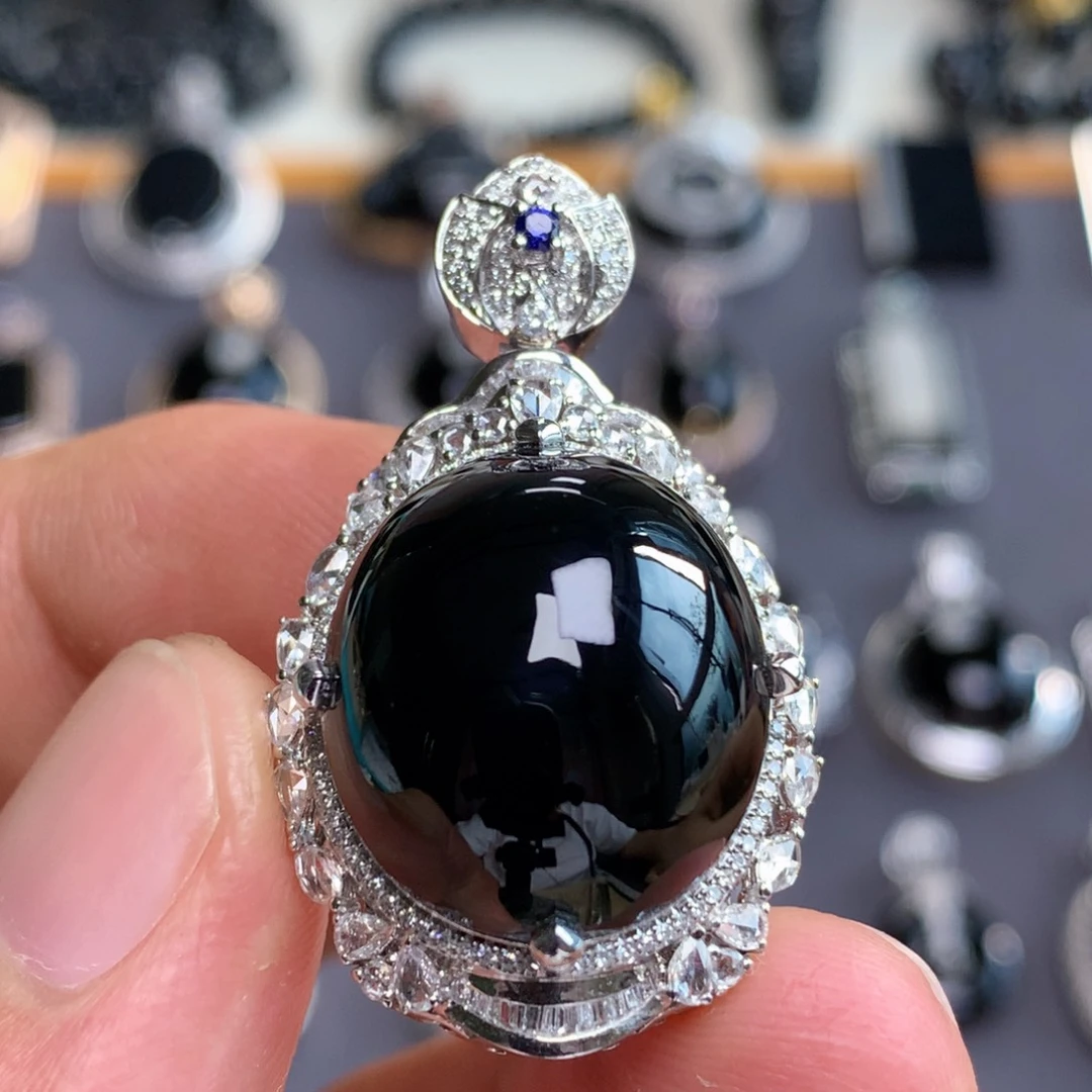 颈饰18K金镶嵌翡翠墨翠蛋面