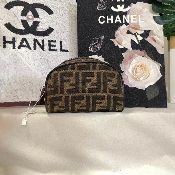 95新 FENDI/芬迪 兔兔奢/芬迪小手拿/241225034