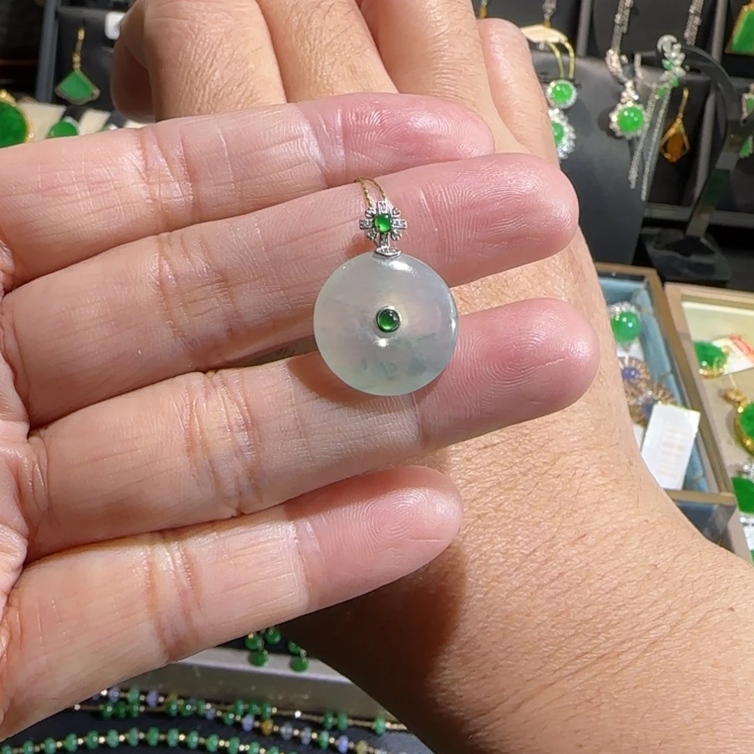 翡翠18K金镶嵌颈饰吊坠