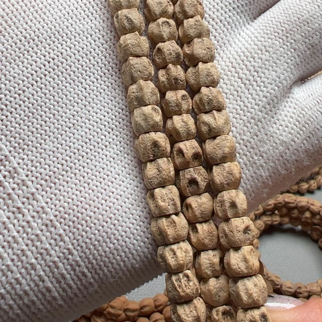 柏香籽/百香籽吊坠红**?