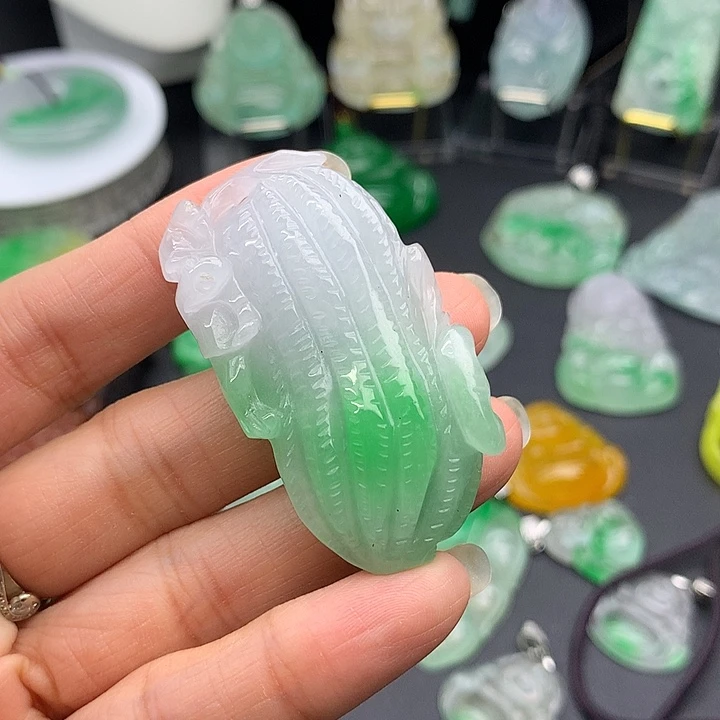 翡翠未镶嵌吊坠(赠链)