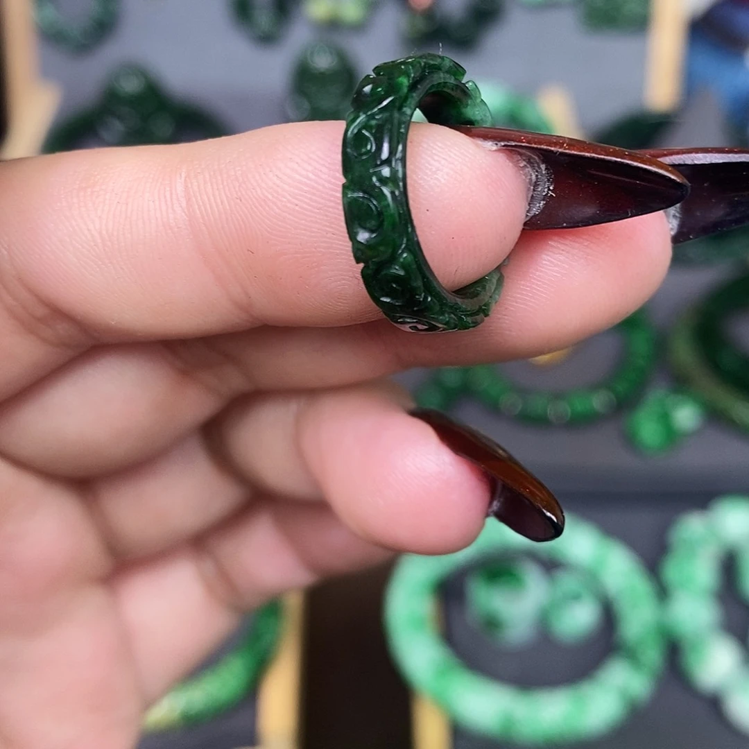 未镶嵌戒指翡翠健**祥漂亮美眉