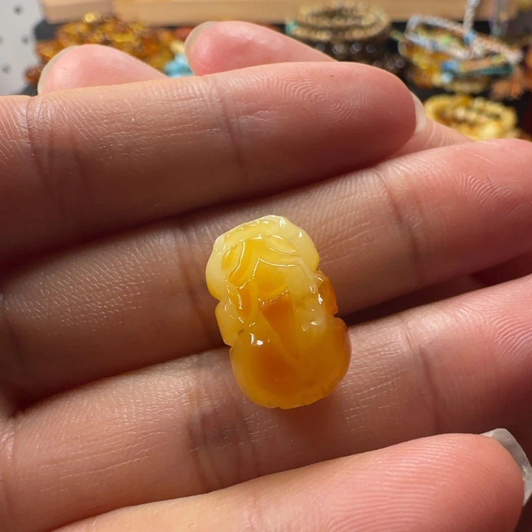 蜜蜡未镶嵌颈饰蜜蜡俏色貔貅