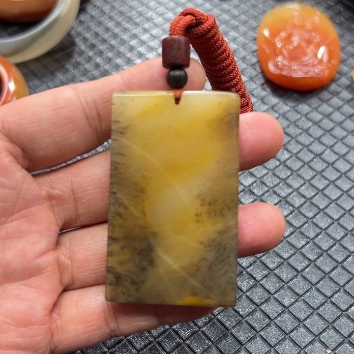 石英质玉（黄龙玉）颈饰未镶嵌