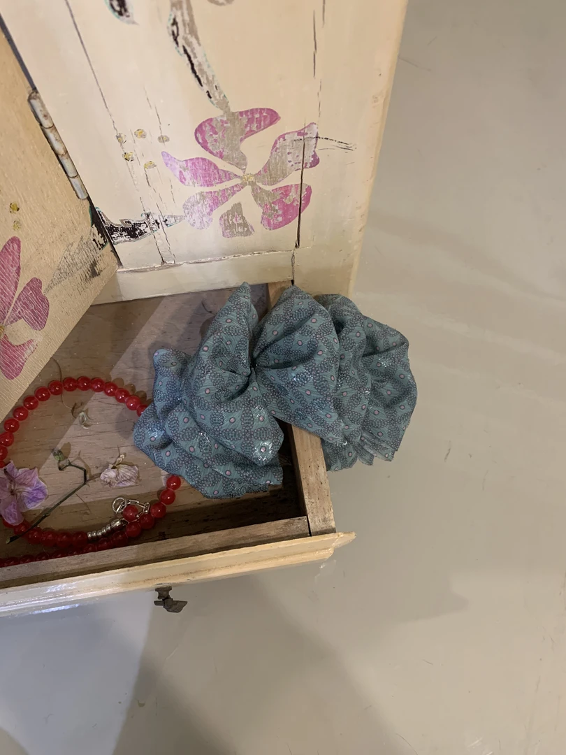 【un Reality】X24010韩国简约时尚香蕉夹复古设计