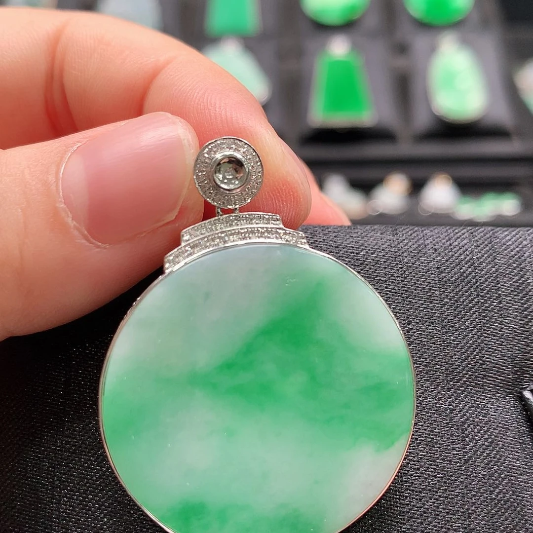 翡翠18K金镶嵌颈饰圆牌
