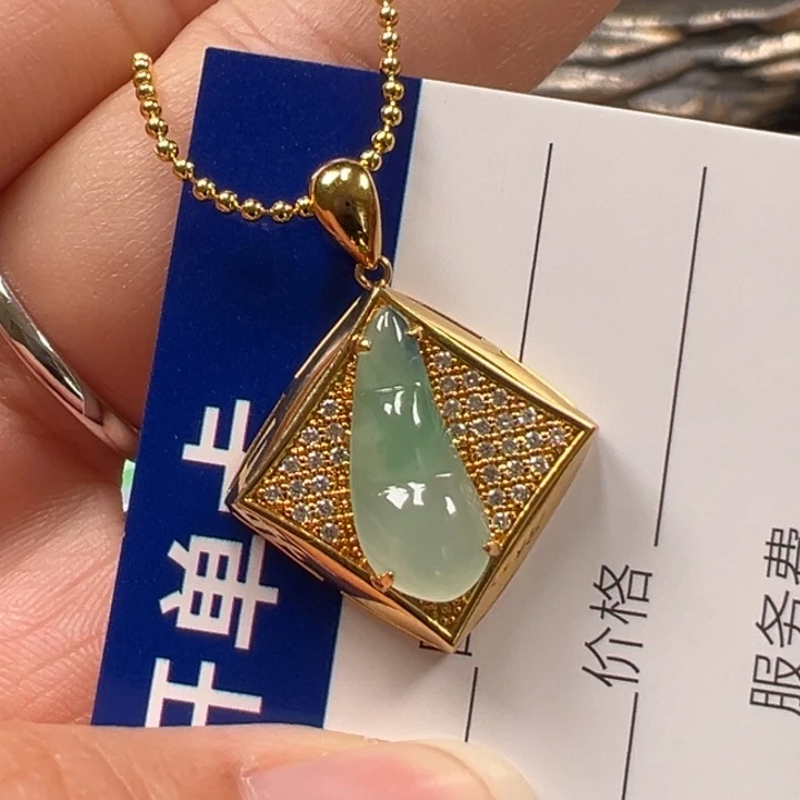 翡翠18K金镶嵌颈饰吊坠
