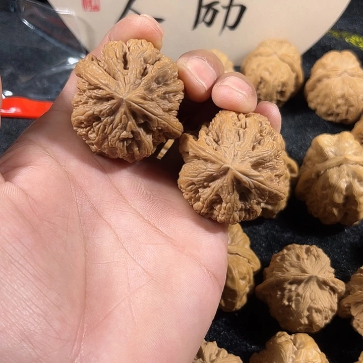 文玩核桃吊坠大粗筋