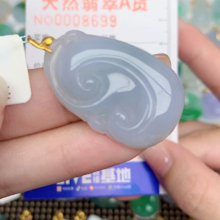 颈饰18K金镶嵌翡翠如意