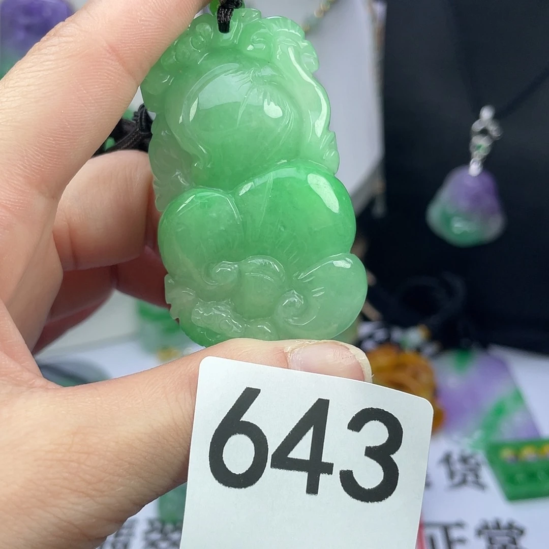 翡翠未镶嵌吊坠(赠链)