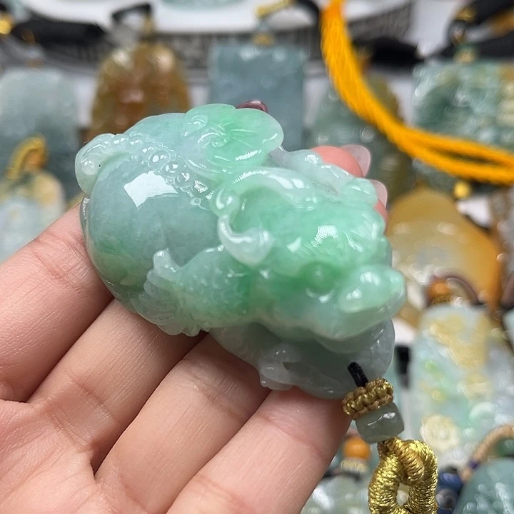 龙****翡翠未镶嵌颈饰貔貅