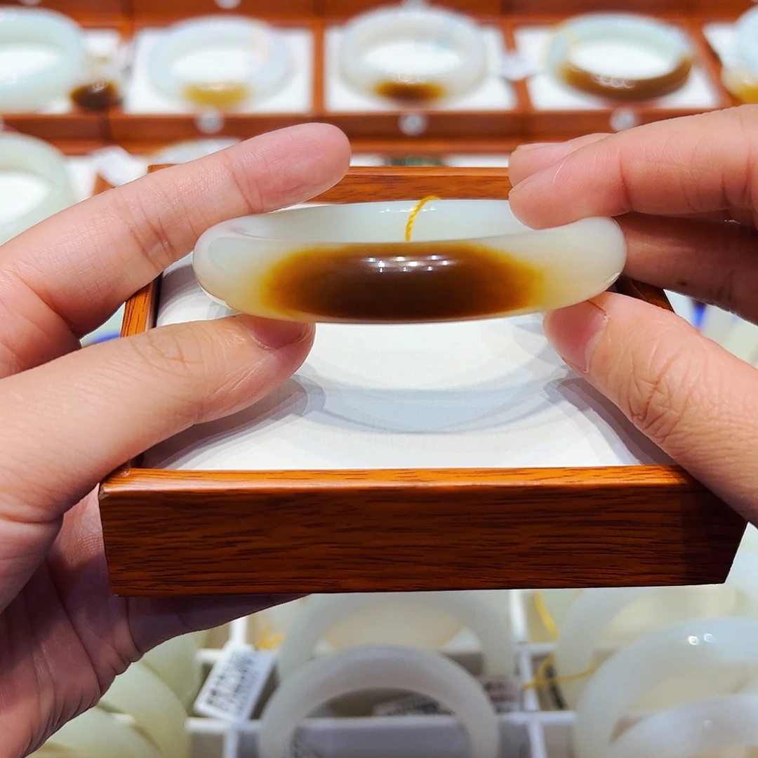 和田玉未镶嵌手镯一口糖5556