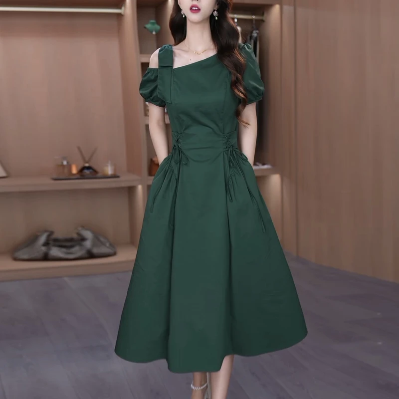 法式不对称露肩连衣裙女2025新款夏修身减龄纯色轻奢风过膝a字裙