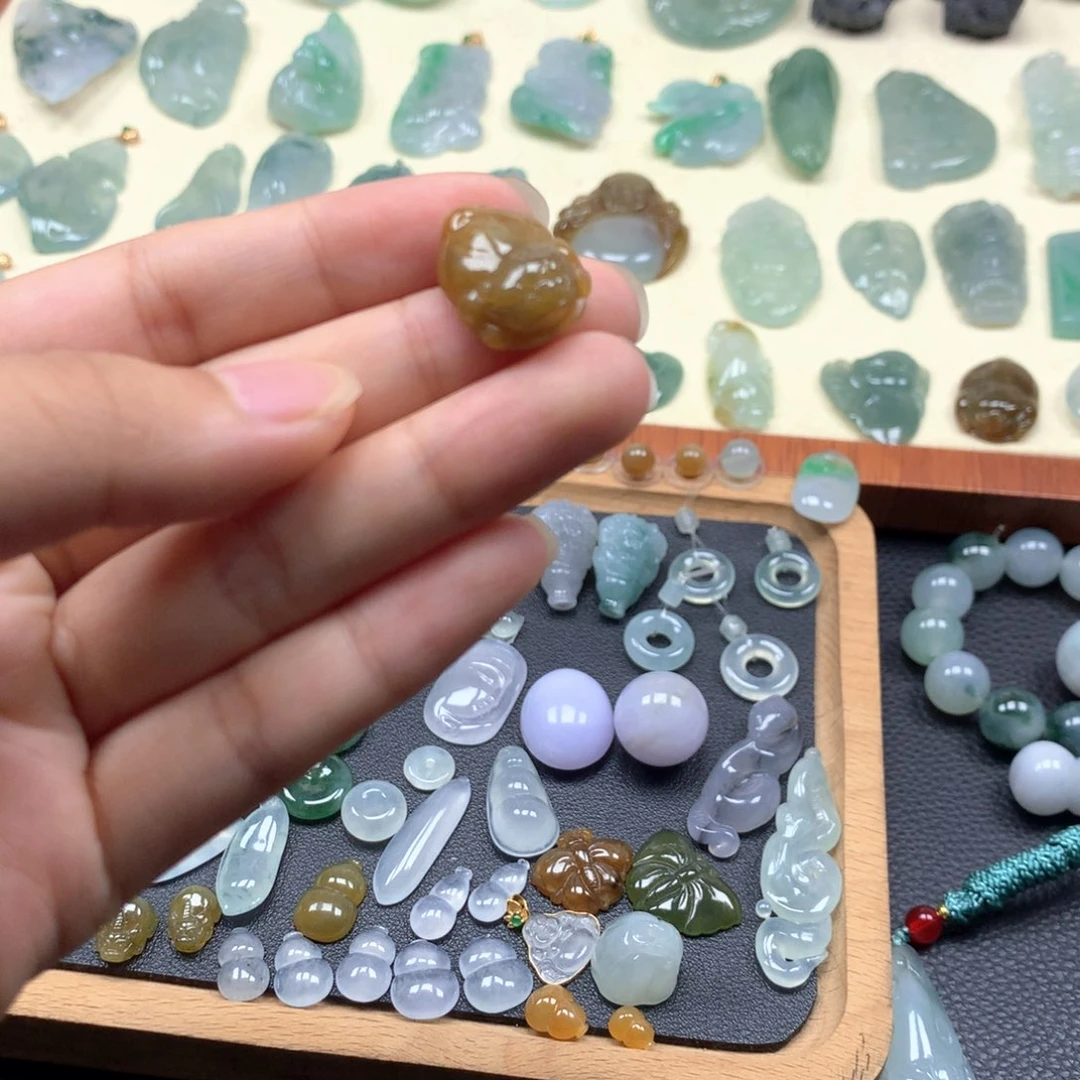 翡翠未镶嵌颈饰金蟾