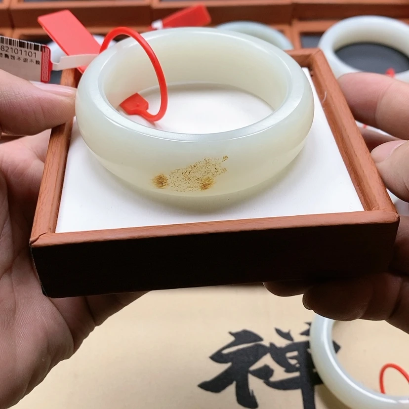 【闪购商品】未镶嵌手镯和田玉華
