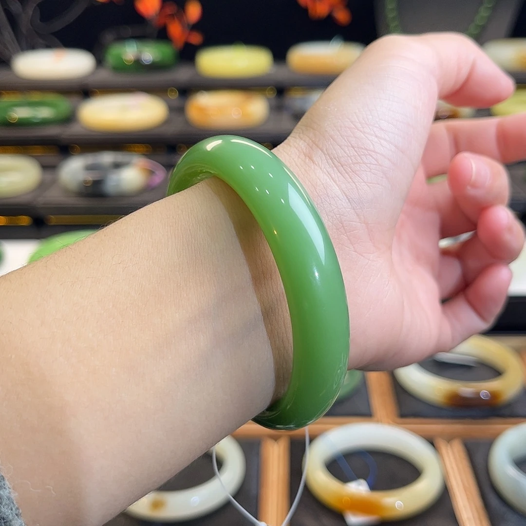 和田玉未镶嵌手镯高品毕业粉绿