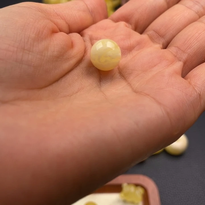 琥珀未镶嵌颈饰蜜蜡