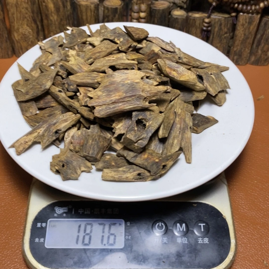 沉香沉香碎屑陌***。蓝宝石块料187克