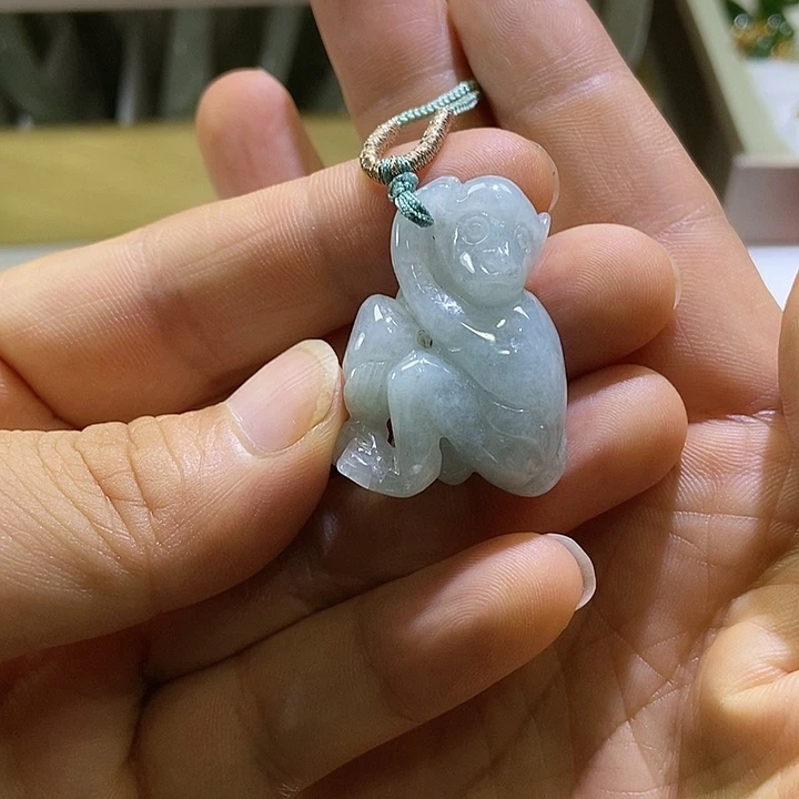 翡翠未镶嵌颈饰小猴子