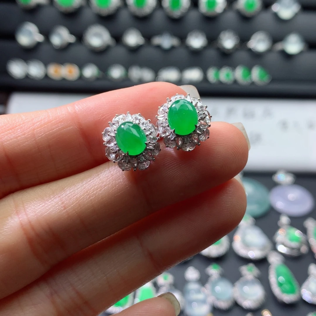 18K金镶嵌翡翠耳饰伴钻