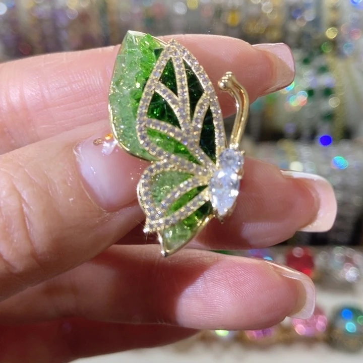 66锆石（处理）胸针