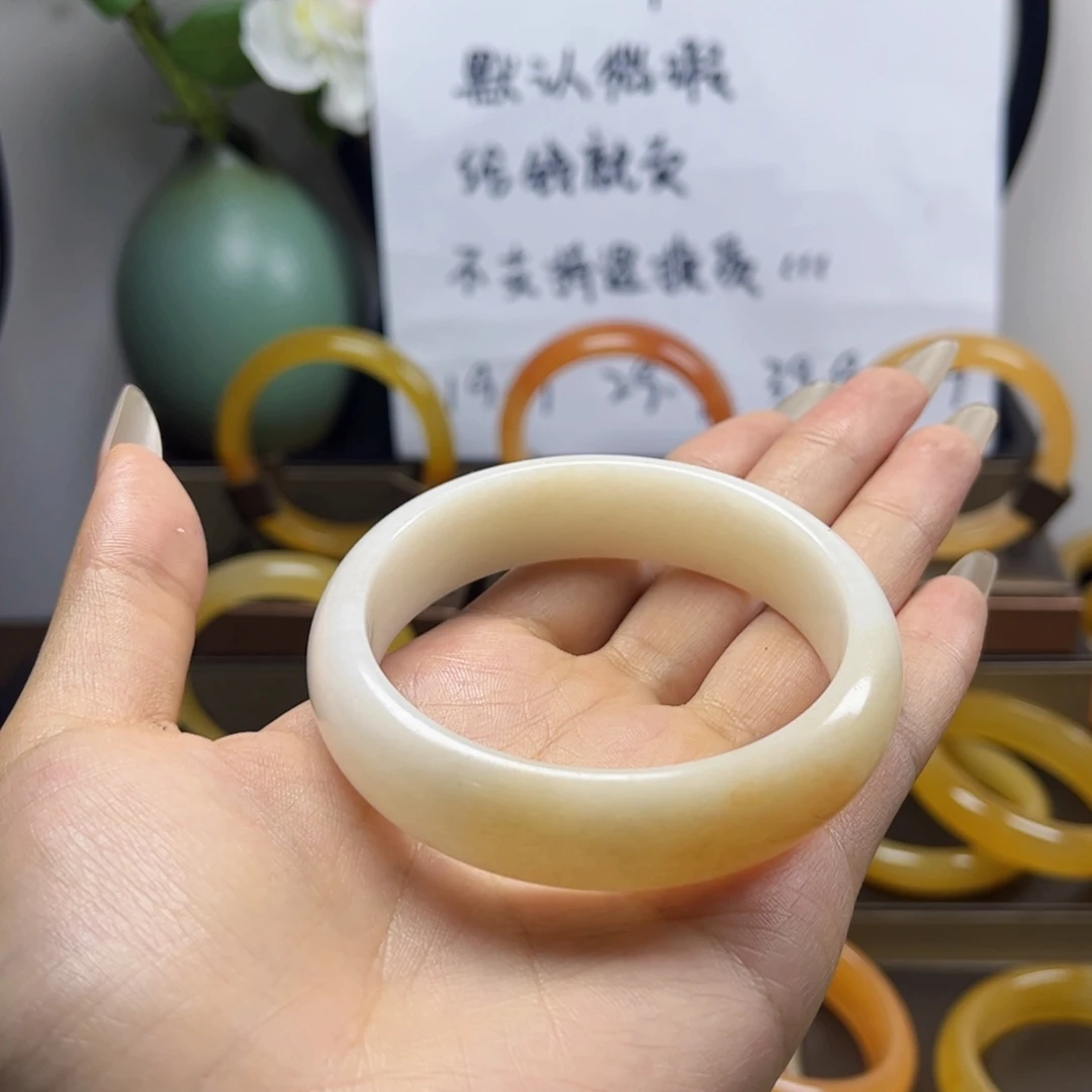 未镶嵌石英质玉（黄龙玉）手镯