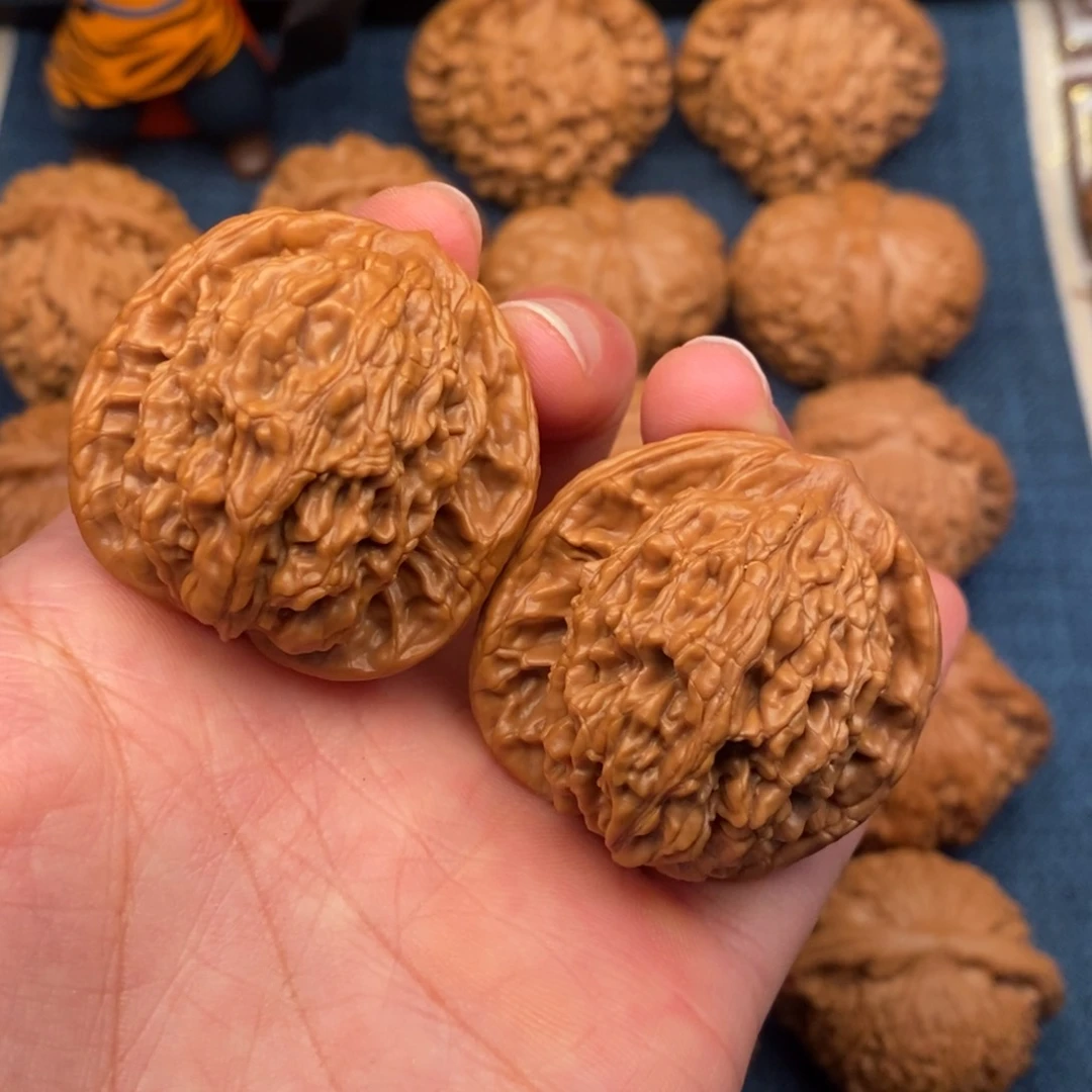 文玩核桃把件39虎头红皮