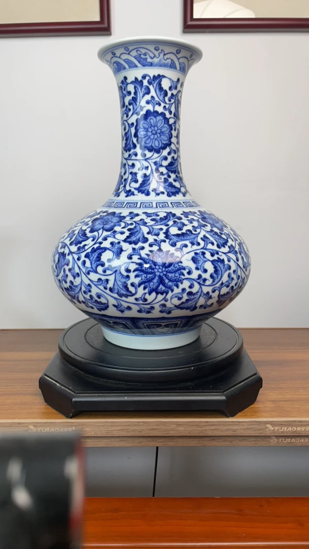 百年老字号一品堂陶瓷缠枝莲扁肚赏瓶高36公分，肚径26公分