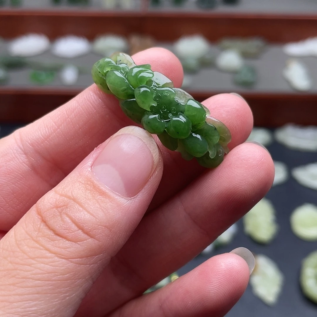 和田玉未镶嵌颈饰碧玉莲花手牌