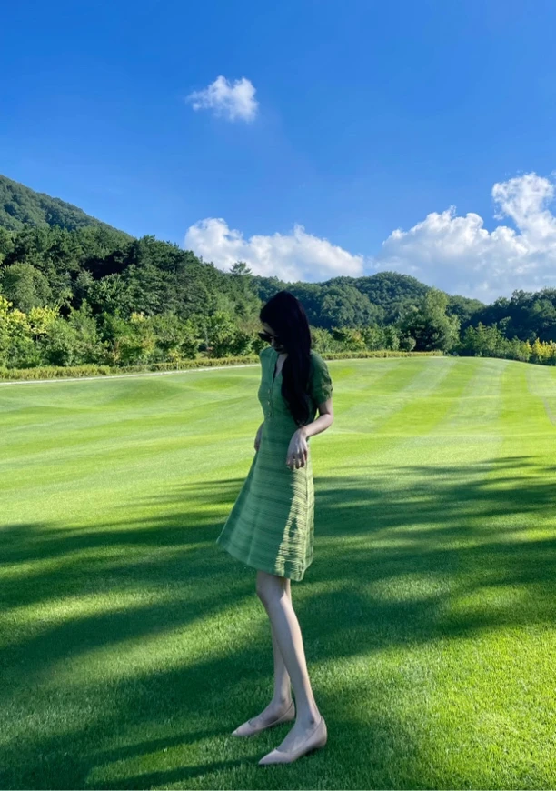 绿色针织显瘦连衣裙气质夏季时尚修身复古包臀小个子纯欲短款收腰