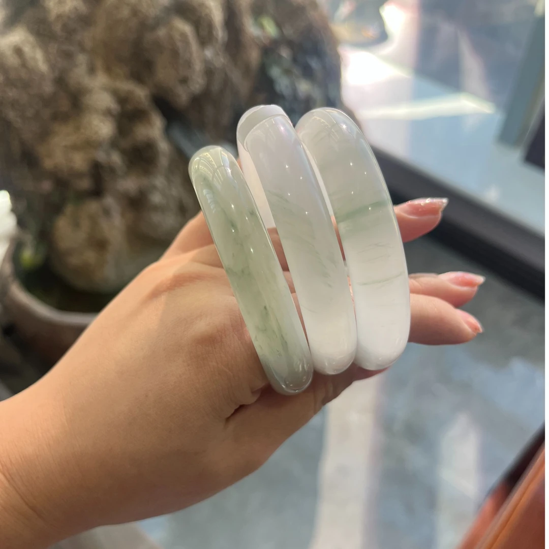 天然天山翠石英质玉多样性