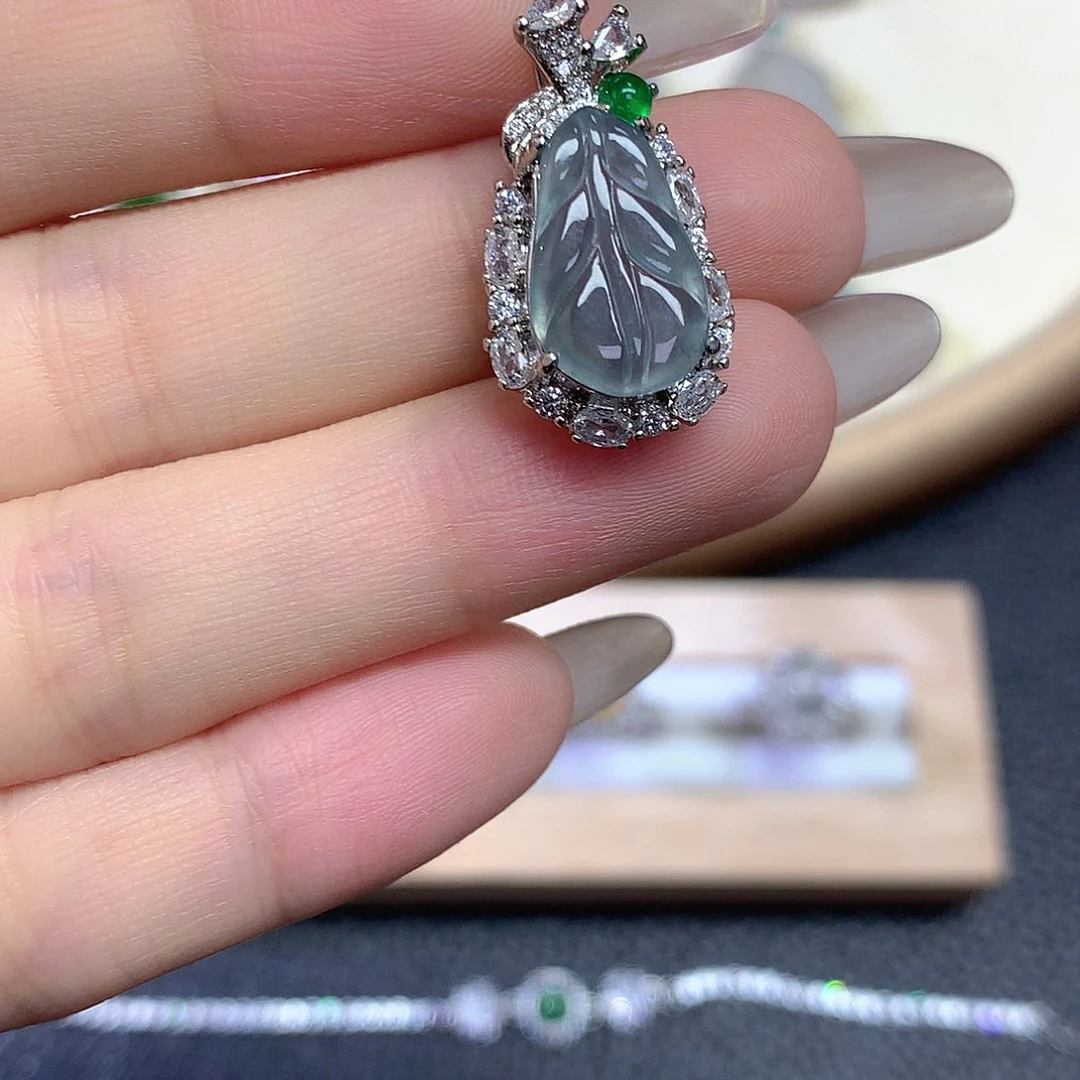 翡翠未镶嵌颈饰3、