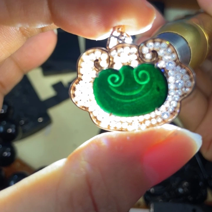 翡翠颈饰未镶嵌墨翠