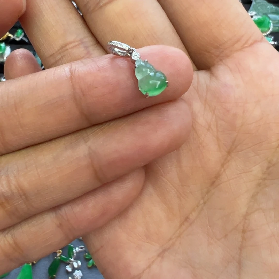 翡翠颈饰18K金镶嵌翡翠