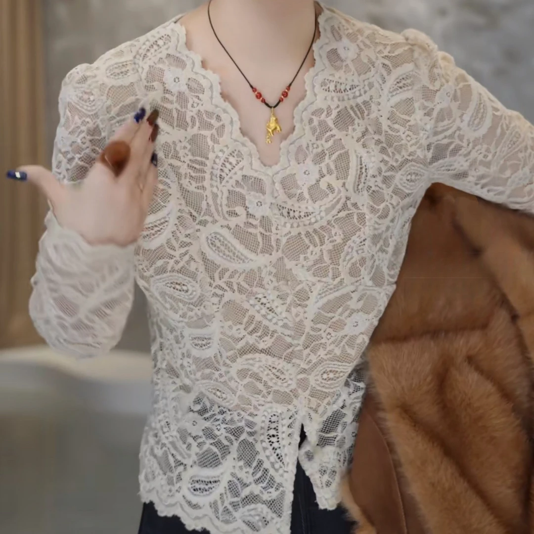 “绒花”2025冬季新款时髦设计感纯色V领浮雕蕾丝长袖百搭气质上衣