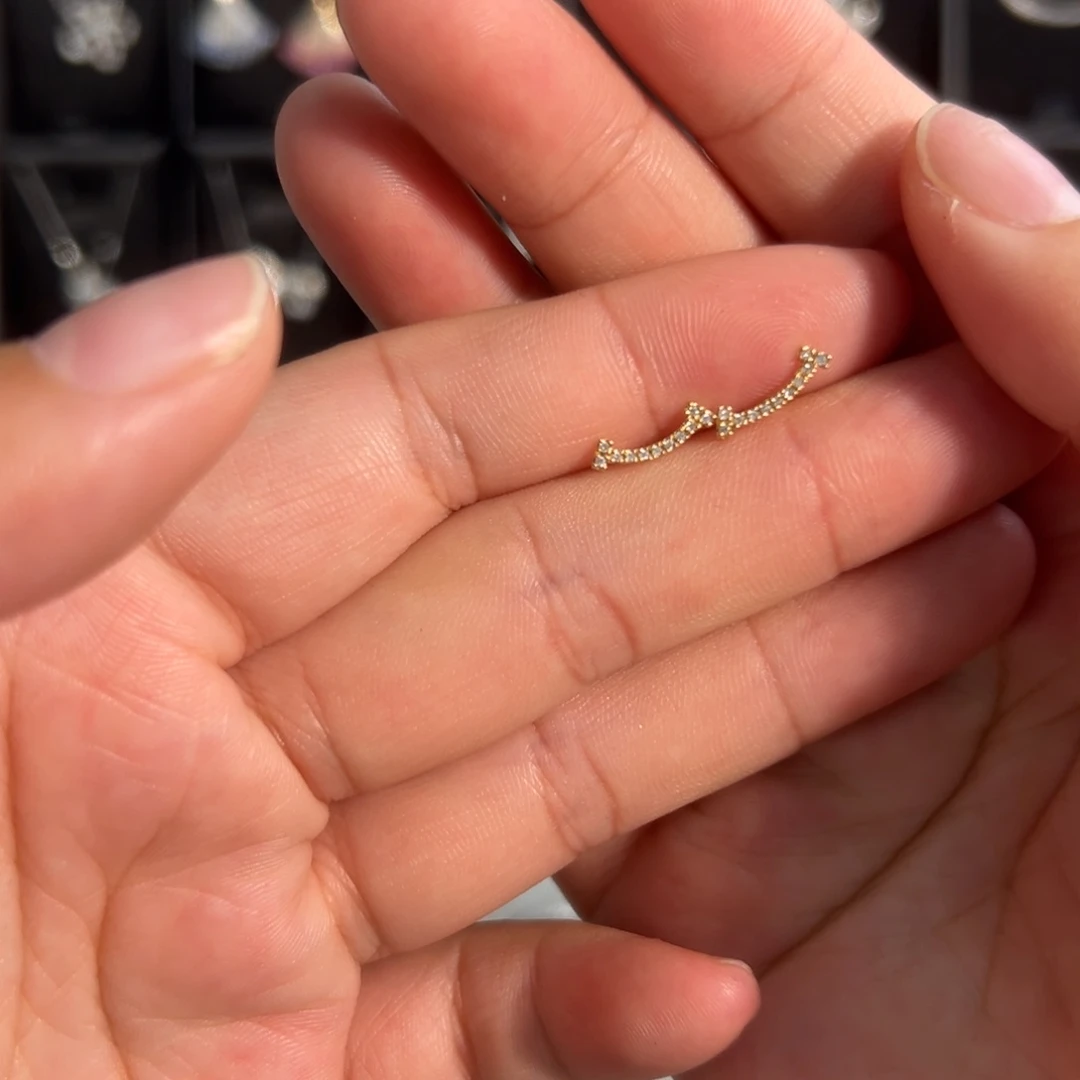 18K金镶嵌耳饰钻石微笑耳钉