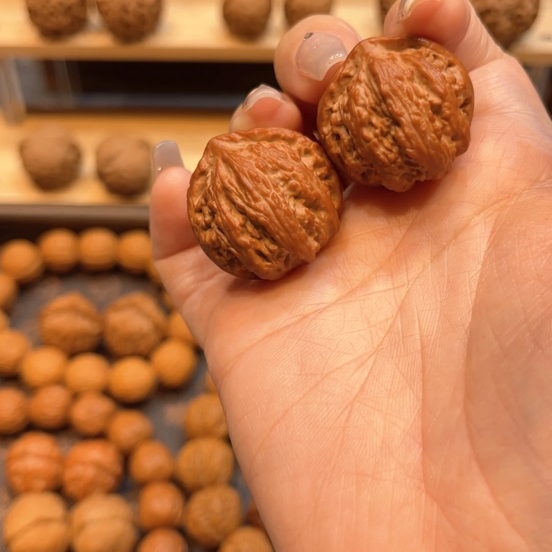 文玩核桃把件红皮龙纹帽