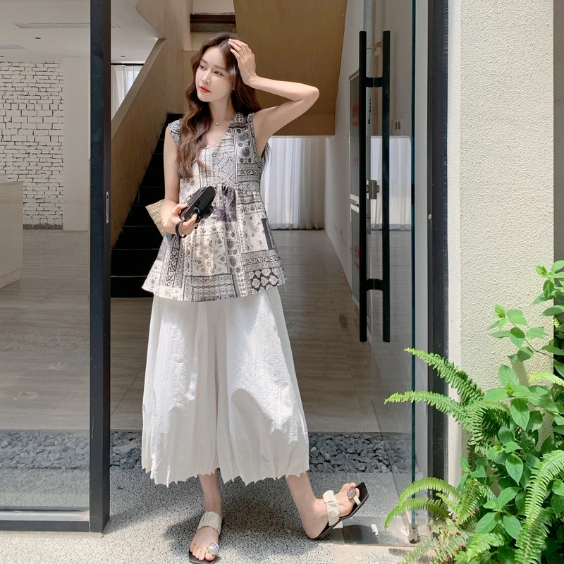 港风复古套装女夏季2025新款气质印花马甲白色九分裤灯笼裤两件套