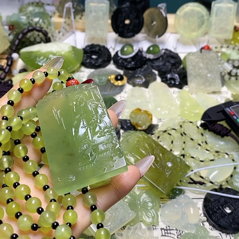 【闪购商品】蛇纹石玉颈饰未镶嵌清**阳