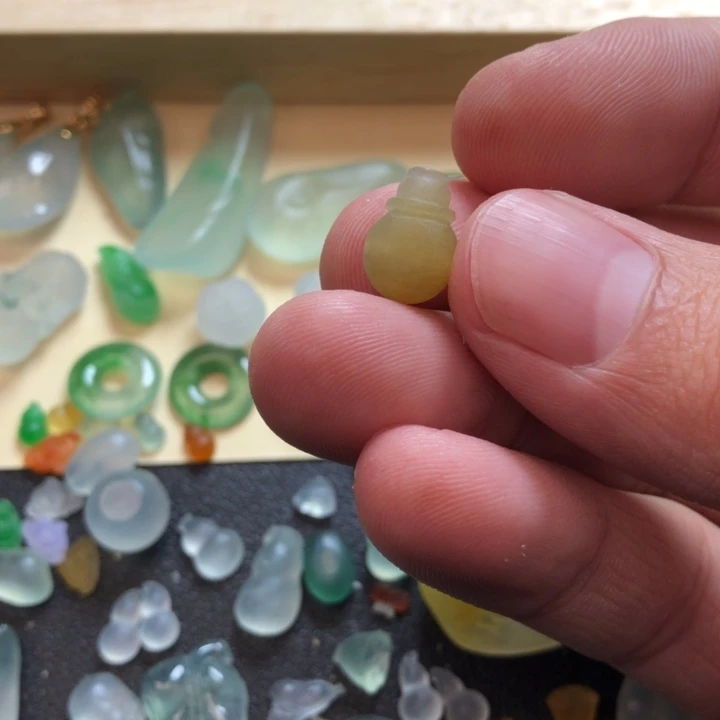 定制翡翠未镶嵌挂件