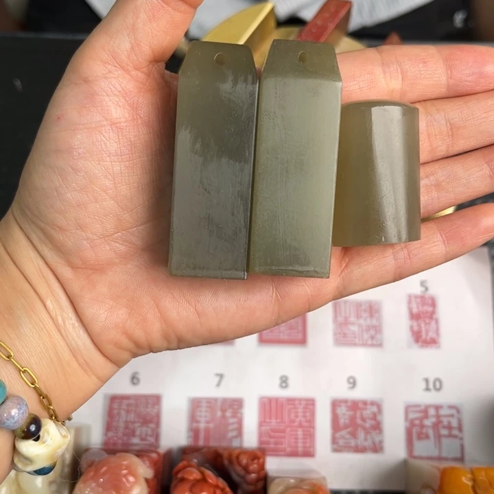 起***憨青田石印石现场纯手工制作工艺精美