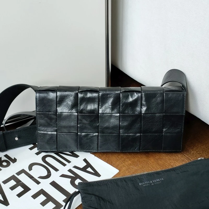 95新 BOTTEGA VENETA/葆蝶家 黑银油蜡皮cassette21格斜挎包52346