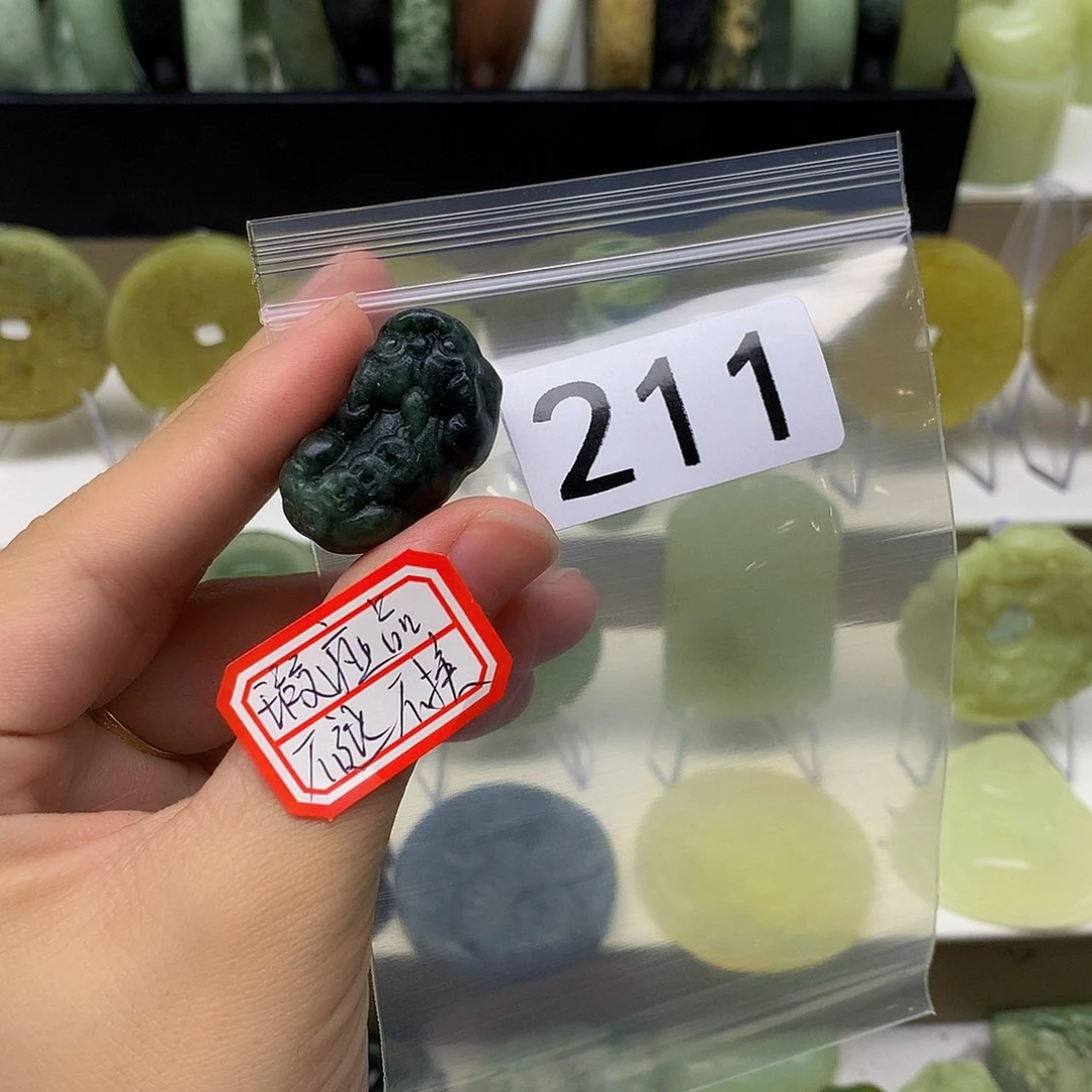 蛇纹石玉颈饰未镶嵌