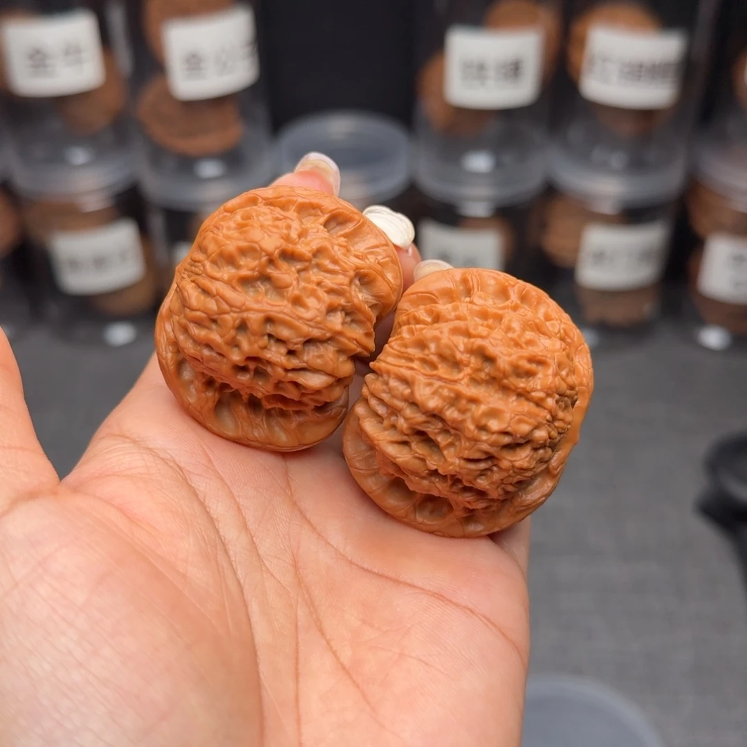 年***余文玩核桃把件血麒麟