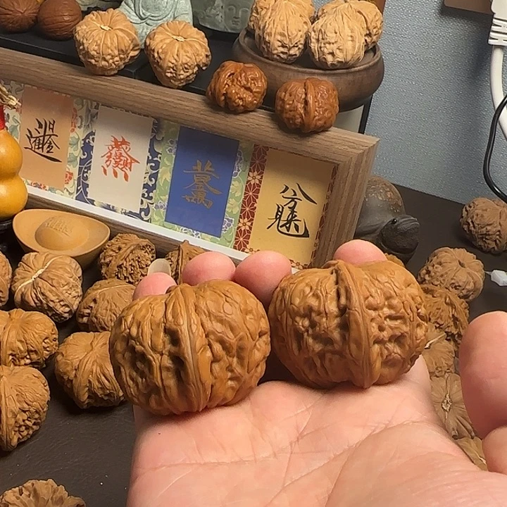 **** 文玩核桃吊坠45元宝，微修尖