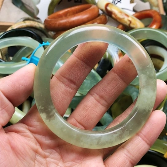 蛇纹石玉手镯未镶嵌小*灰